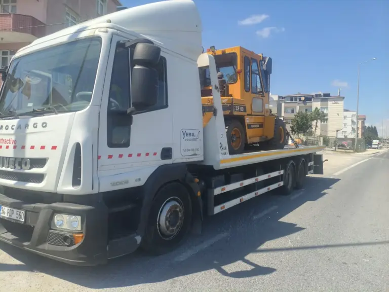 Ağır vasıta kurtarıcı ile iş makinesi taşıma