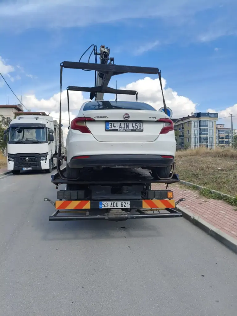 Ahtapot kurtarıcı üzerinde sabitlenmiş otomobil