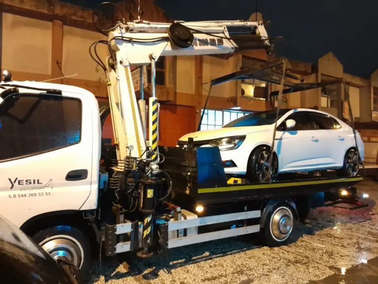 Gece ahtapot vinçle otomobil kaldırma
