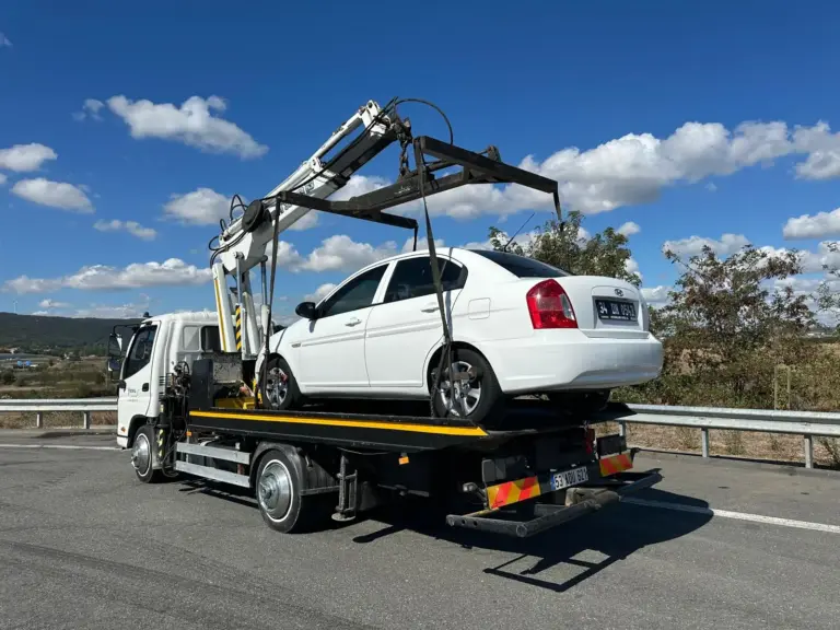Ahtapot vinçle kaldırılan sedan otomobil