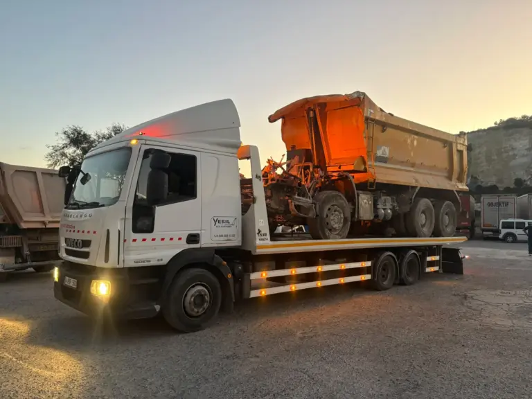 Damperli kamyonun ağır vasıta kurtarıcı ile taşınması
