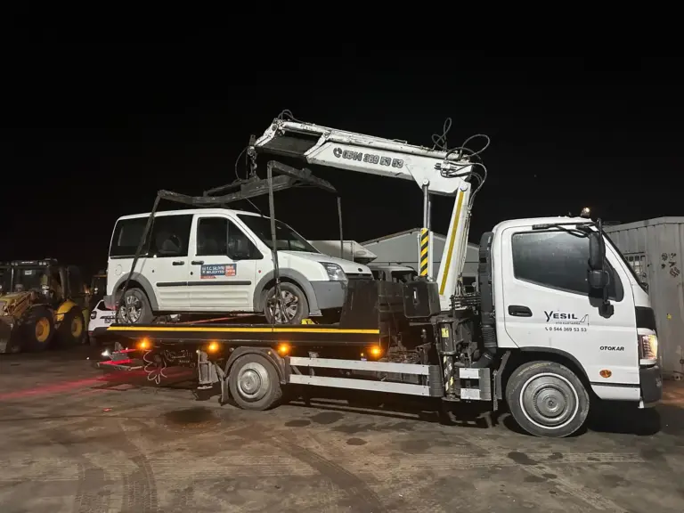 Gece hafif ticari aracın ahtapot kurtarıcıya yüklenmesi