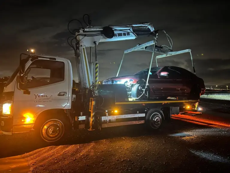 Gece kazalı aracın ahtapot vinçle kurtarılması