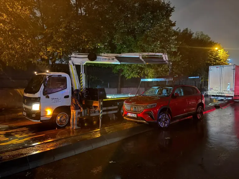 Gece SUV aracın ahtapot kurtarıcıya yüklenmesi