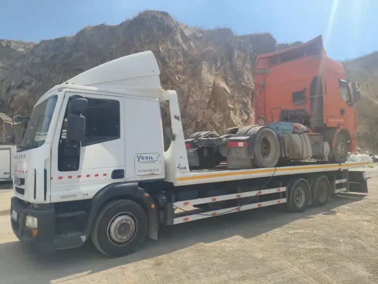 Hasarlı tır şasisinin ağır vasıta kurtarıcı ile taşınması