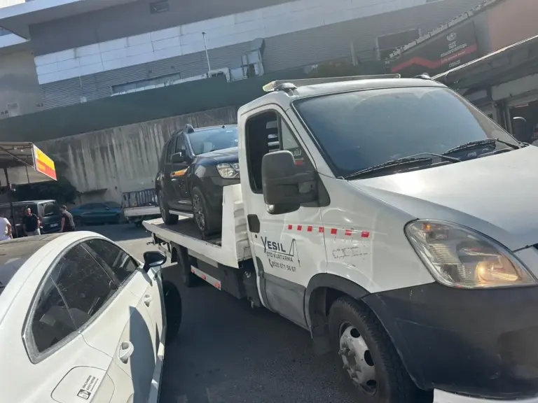 Kayar kasa kurtarıcı ile otomobil taşıma
