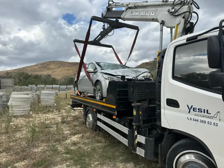 Kaza yapmış otomobilin ahtapot vinçle kaldırılması
