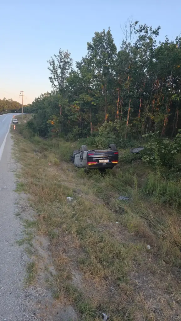 Yol kenarında şarampole devrilmiş araç
