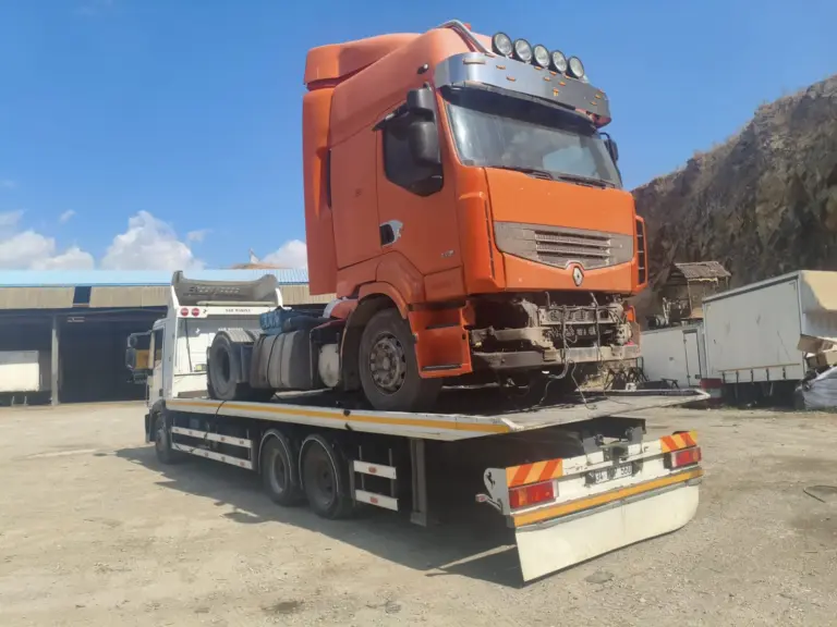 Tır çekicisi ağır vasıta kurtarıcı üzerinde