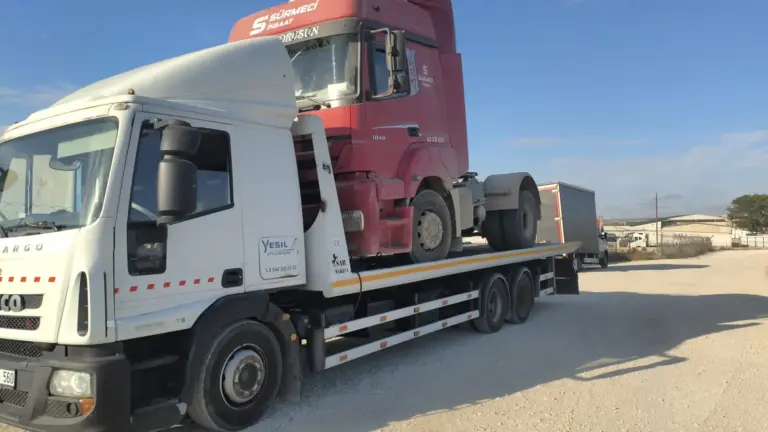 Tır çekicisinin ağır vasıta kurtarıcı ile taşınması